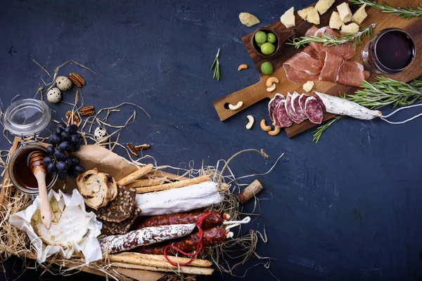 Meze meze ile üzüm ve zeytin. Üstten Görünüm