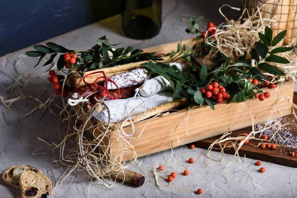 Salam sosis, aperatifler ve meze ile rowan ahşap kutu