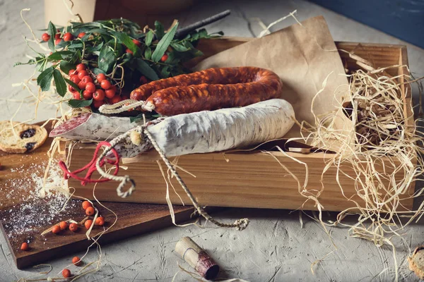 Fuet - salam. Bir kutu içinde et aperatif. Çeşitli tütsülenmiş sosis.