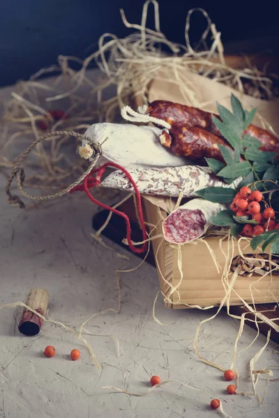 Meze meze malzemeler, salam sosis çeşitli bir