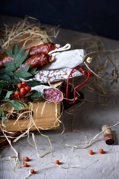 Salam sosis, aperatifler ve meze ile rowan ahşap kutu — Stok fotoğraf