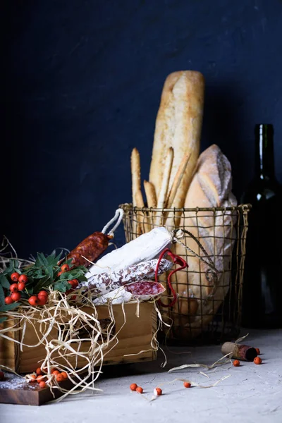 Salam ve zor tütsülenmiş sosis taze brea ile çeşitli türlü