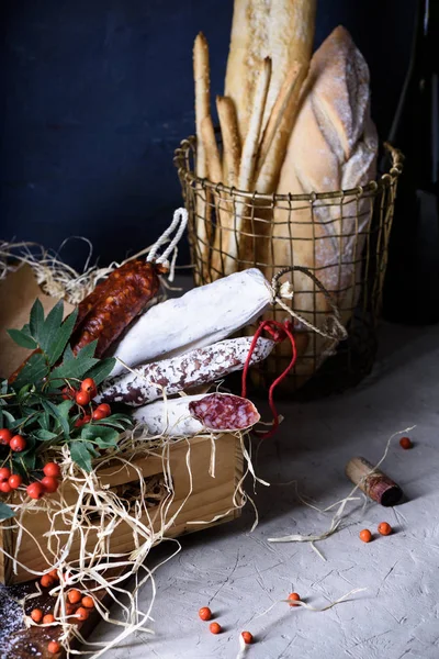 Tedavi et, salam ve sosis ekmek ve şarap meze bir w