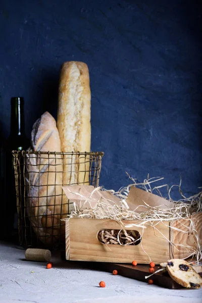 Esnaf ekmek şarap kutusu, ekmek veya şaraphane arka planı.