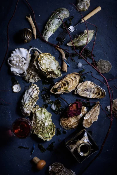 Disposición de ostras frescas en la encimera azul . — Foto de Stock