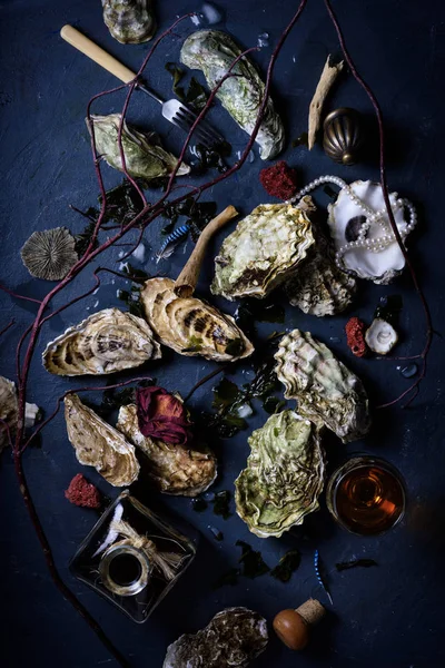 İstiridye ve şarap, üzerinde koyu mavi düzenlenmiş olan deniz ürünleri Bayramı — Stok fotoğraf