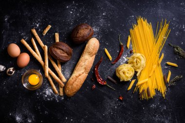 Ekmek ve makarna, ekmek veya bakkal arka plan. İtalyan mutfağı ben