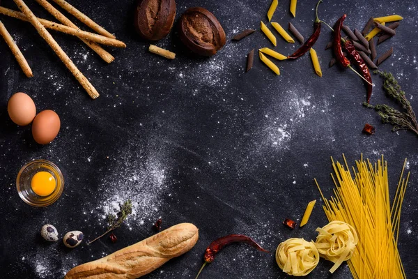 Ιταλική κουζίνα συστατικά - Ζυμαρικά Σπαγγέτι σε σκούρο φόντο — Φωτογραφία Αρχείου