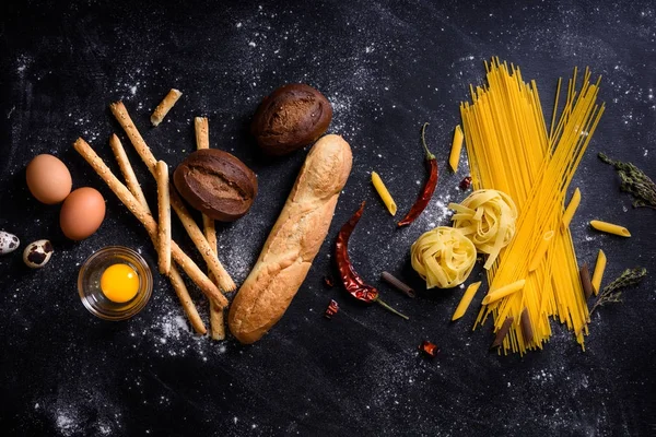 Pan y pasta, panadería o fondo de supermercado. Cocina italiana i — Foto de Stock