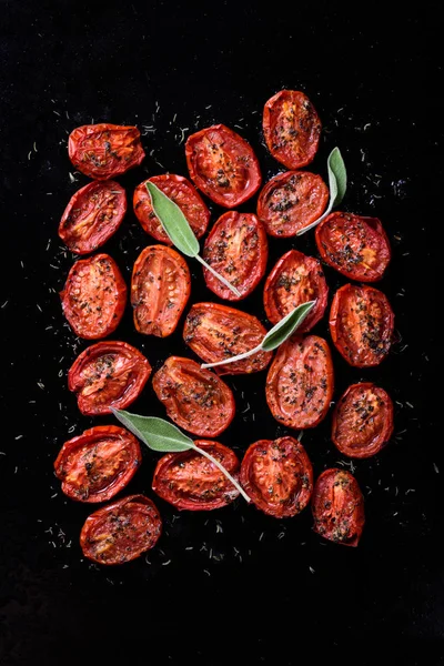 Domates confit meze. Kiraz domates bitki ile fırın kavrulmuş