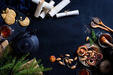 Noel Tema, sıcak içecekler ve pasta, çam ağacı ve hediyeler.