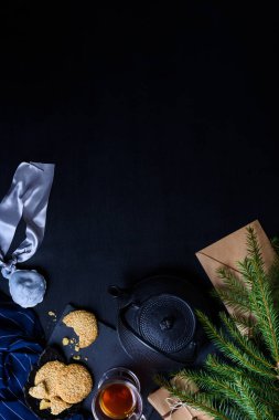 Noel Tema, sıcak içecekler ve pasta, çam ağacı ve hediyeler.