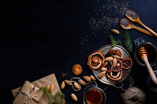 Pişirme ve Noel içecekler, dekorasyon kurutulmuş portakal dilimleri ve