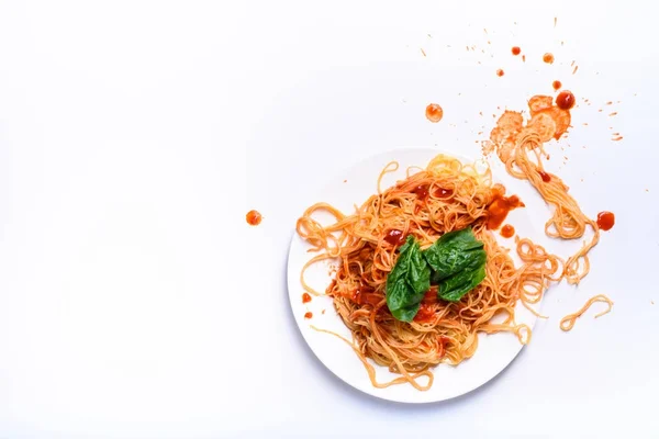 Italiaanse pasta op een plaat, spaghetti gekookt met tomatensaus. Witte tabel, boven weergave. — Stockfoto