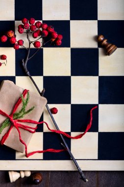 Noel hediyesi bir satranç tahtası. Kış tatil oyun kavramını