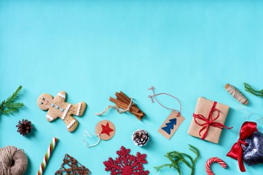 Ev yapımı Noel süsleri ve gingerbread çerezleri üzerinde turq