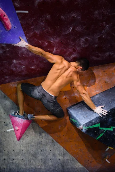 Sport en fitness. Jonge man met fit gespierd lichaam, klimmen. — Stockfoto