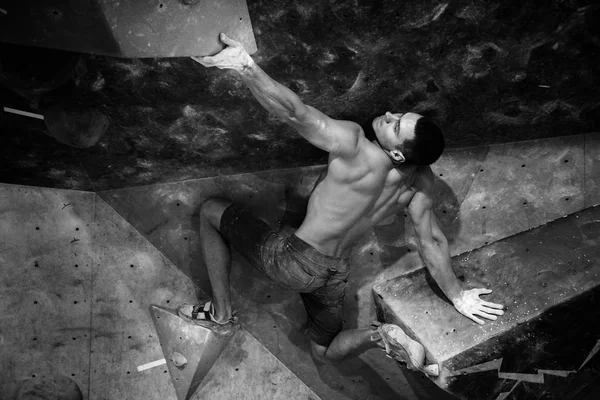 Workout exercise. Indoor climbing gym. Active man exercising. Sports and fitness concept. — Stock Photo, Image