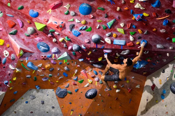 Träning träning. Aktiva mannen gör klättring gym övningar. Sportig manliga träning inomhus. Sport och fitness koncept. — Stockfoto