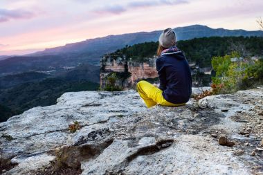 Turizm seyahat etmek pitoresk manzara arka plan. Sunset bulvarında bir dağ zirvesine zevk genç kız backpacker.