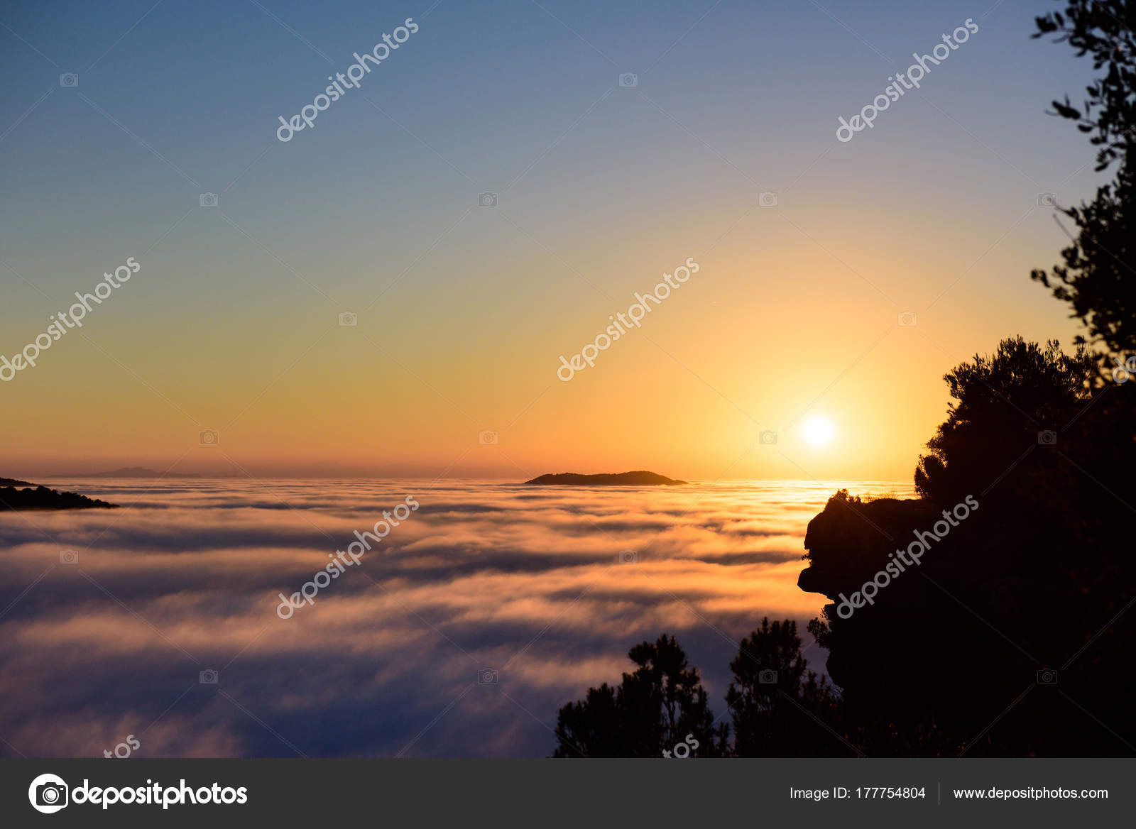 Magnifique Coucher De Soleil Au Dessus Des Nuages Et Des