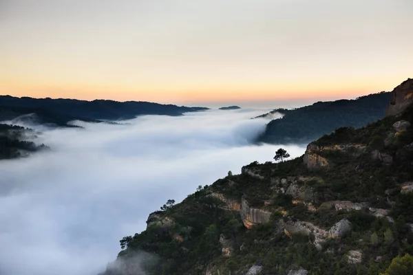 Закат в горной долине. Драматическое движущееся облако. Туристическое направление и знаменитая область скалолазания, Испания, Европа . — стоковое фото