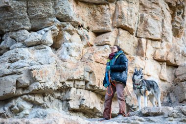 Açık spor aktivitesi. Profesyonel dağcı zorlu uçurumdan yok. Husky köpek. Aşırı spor tırmanma. Siurana, Priorat Tarragona, Katalonya, İspanya. 18 Aralık 2016