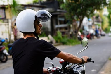 Yolda bir motosiklet üzerinde yolcu. Adam bir egzotik tur yolculuğa motosiklet sürüş.