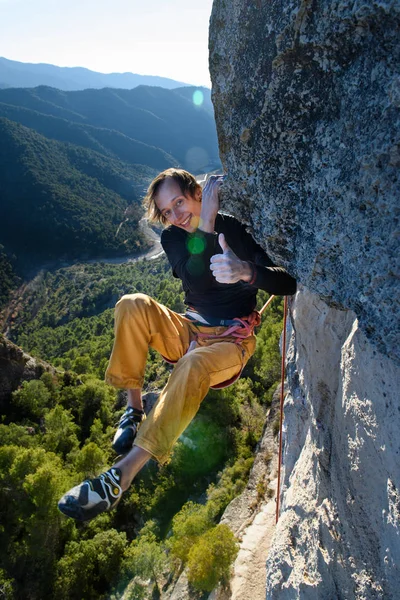 Outdoor sport activity.Happy rock climber ascending a challenging cliff. Extreme sport climbing. — Stock Photo, Image