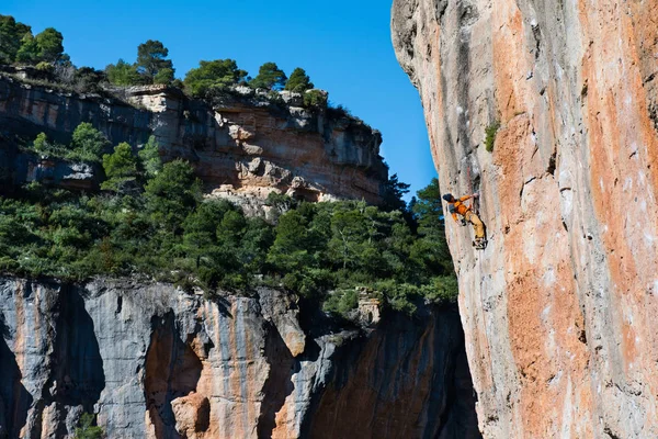 Sport im Freien. Kletterer besteigt eine anspruchsvolle Kletterwand — Stockfoto