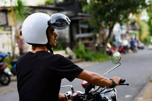 Yolda bir motosiklet üzerinde yolcu. Adam bir egzotik tur yolculuğa motosiklet sürüş.