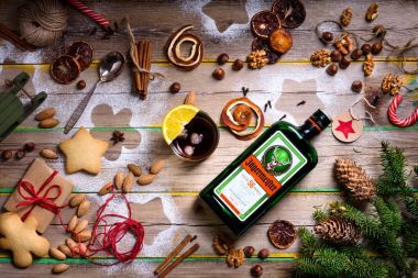 Mutlu yeni yıl ya da Noel geçmişi Jagermeister alkol içki, iksiri ile. Kış yiyecek tablo düz üzerinde yatıyordu.