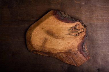 Ahşap masa üzerinde rustik doğrama tahtası. Açık pişirme arka plan. Serbest metin alanı. Yukarı alay.