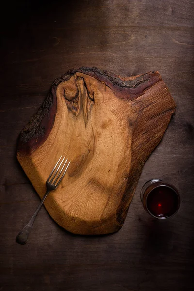 Ahşap masa üzerinde rustik doğrama tahtası. Açık pişirme arka plan — Stok fotoğraf