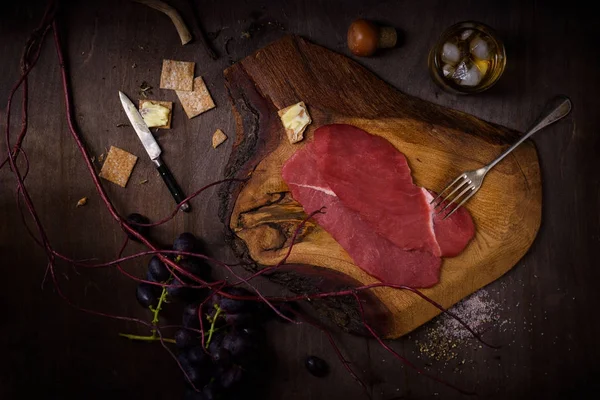 Nyers marha steak, hozzávalókat főzés a rusztikus, fából készült backgro — Stock Fotó