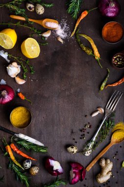 Taze sebze ve ahşap adam yemek pişirmek için malzemeler