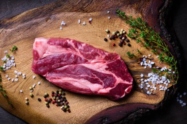 Ham sığır eti biftek, otlar ve pişirme malzemeleri. Yemek yemek kavramı. Üstten Görünüm.