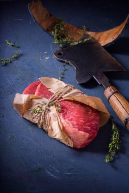 Çiğ et, sığır eti biftek koyu arka plan, yüksek açılı görünüş