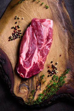 Çiğ et, sığır eti biftek ahşap cutboard, baharatlar, üstten görünüm
