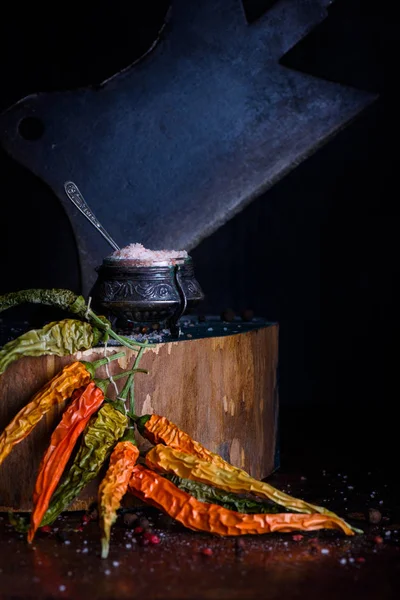 Condimento, sal y pimienta sobre tabla de madera. Ingredientes de cocina . — Foto de Stock