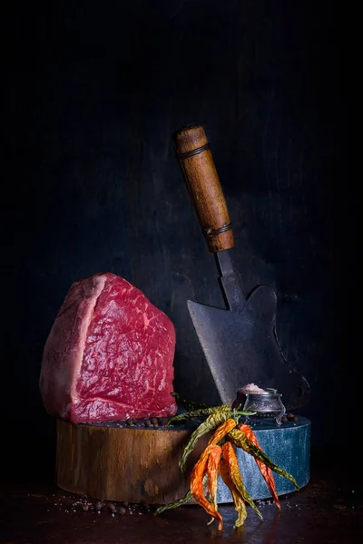 날고기 로즈메리와 향신료를 널빤지에 커다란 쇠고기 — 스톡 사진