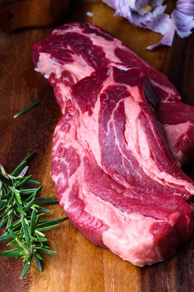 Biftecks de boeuf cru, herbes et ingrédients de cuisson, cuisson des aliments . — Photo
