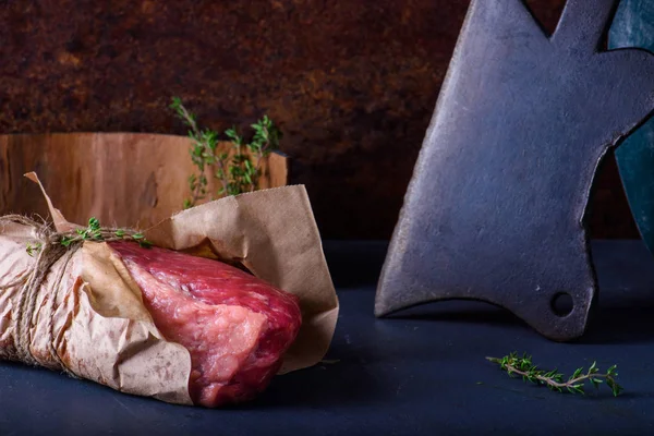 Biftecks de boeuf cru, herbes, sur table en bois, cuisine . — Photo