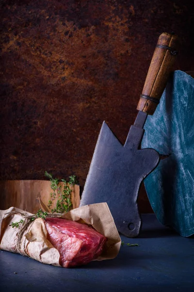 Rått kött, nötstek, Matlagning ingredienser, kryddor. — Stockfoto