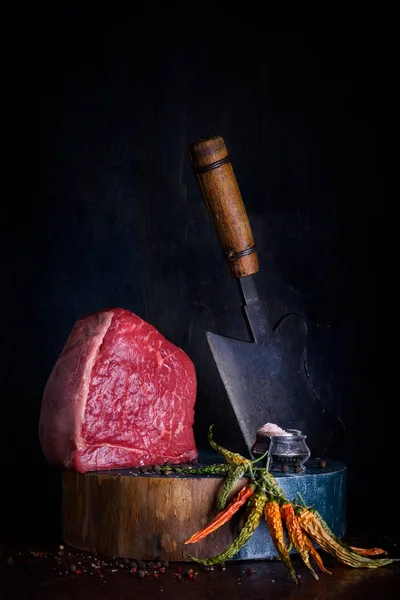 Carne crua, bife com ingredientes de cozinha, especiarias — Fotografia de Stock