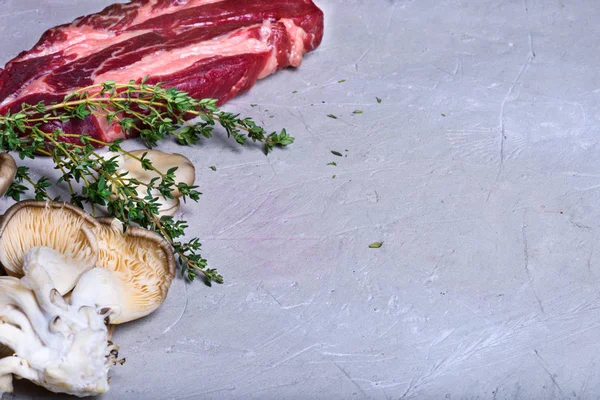 Rauw vlees, biefstuk met koken van ingrediënten, kruiden — Stockfoto