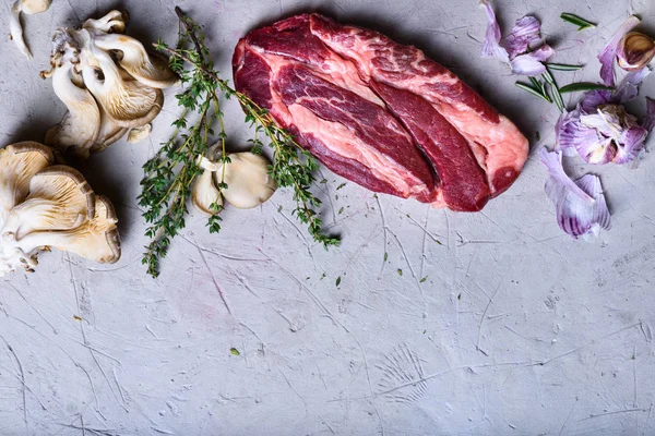 Carne crudă, friptură de vită cu ingrediente de gătit, condimente , — Fotografie, imagine de stoc