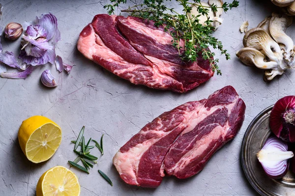 Viande crue, steak de bœuf avec ingrédients de cuisson, épices , — Photo