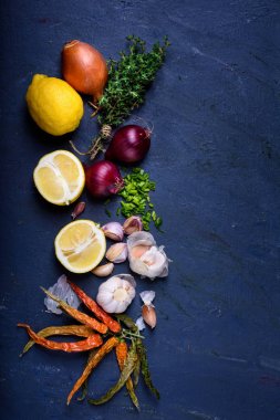 Malzemeler: baharat, biber, sarımsak, otlar. Üstten Görünüm