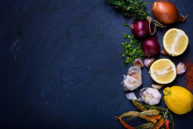 Malzemeler: baharat, biber, sarımsak, otlar. Üstten Görünüm